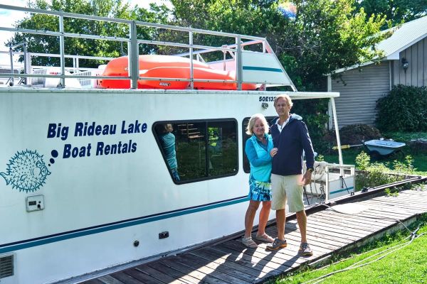 house-boat-visitors-fall-roB9F403D6-CC77-9F56-C7C1-29830107BC35.jpg